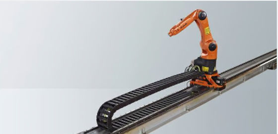 Slide linear KUKA KL 100 o robô corre em um eixo adicional
